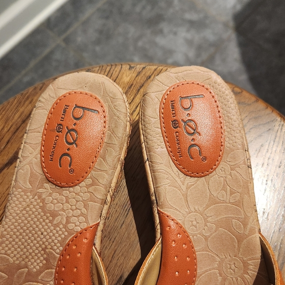 b.o.c. Women's Tan Floral Sandals - Picture 4 of 9